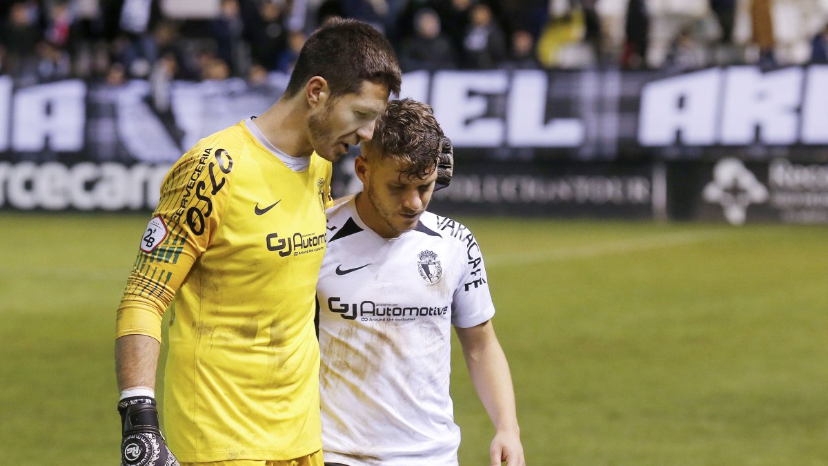 Palatsí dialoga con Juanma al final de un partido. SANTI OTERO