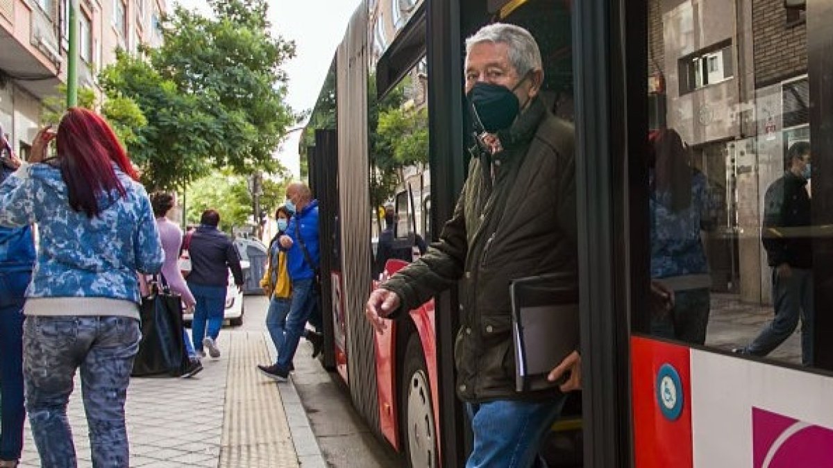 Usuarios de la línea de Gamonal bajando del autobús en la calle Vitoria. TOMÁS ALONSO