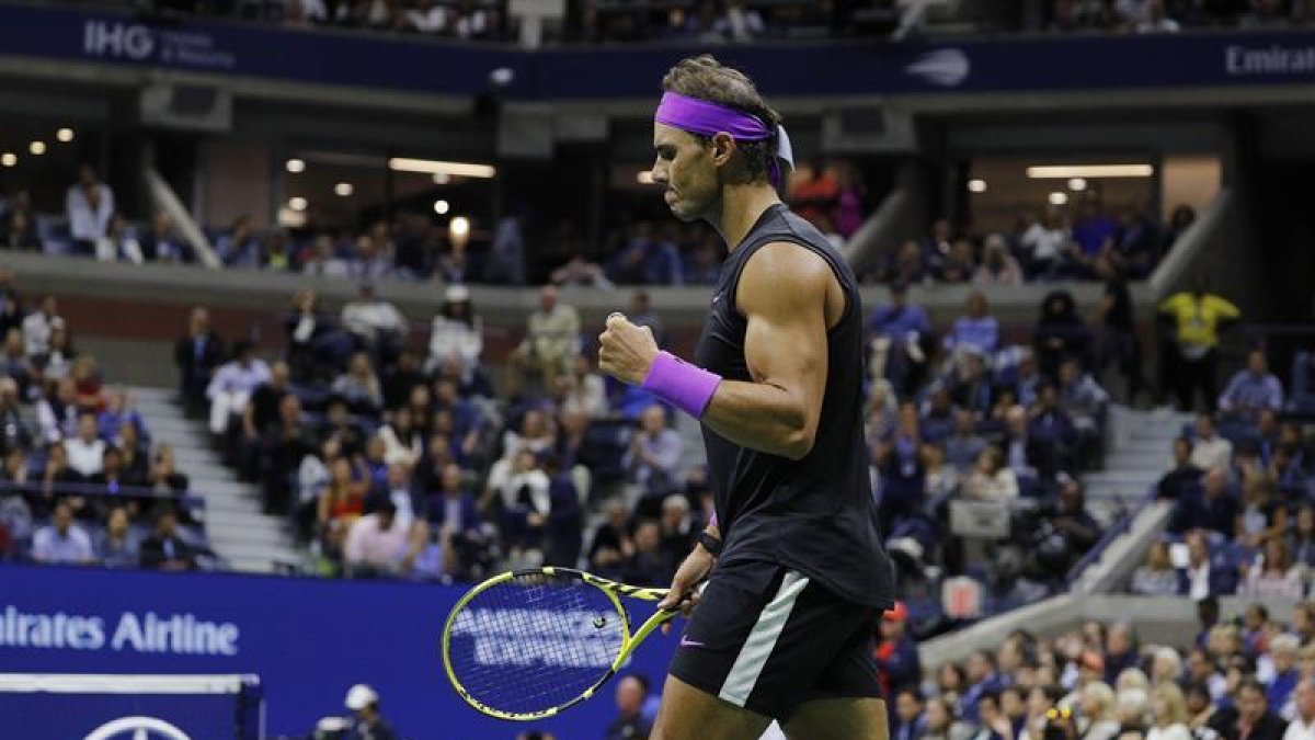 Nadal celebra un punto ante el júbilo del público que abarrotaba el Arthur Ashe Stadium.-EFE / EPA / JUSTIN LANE