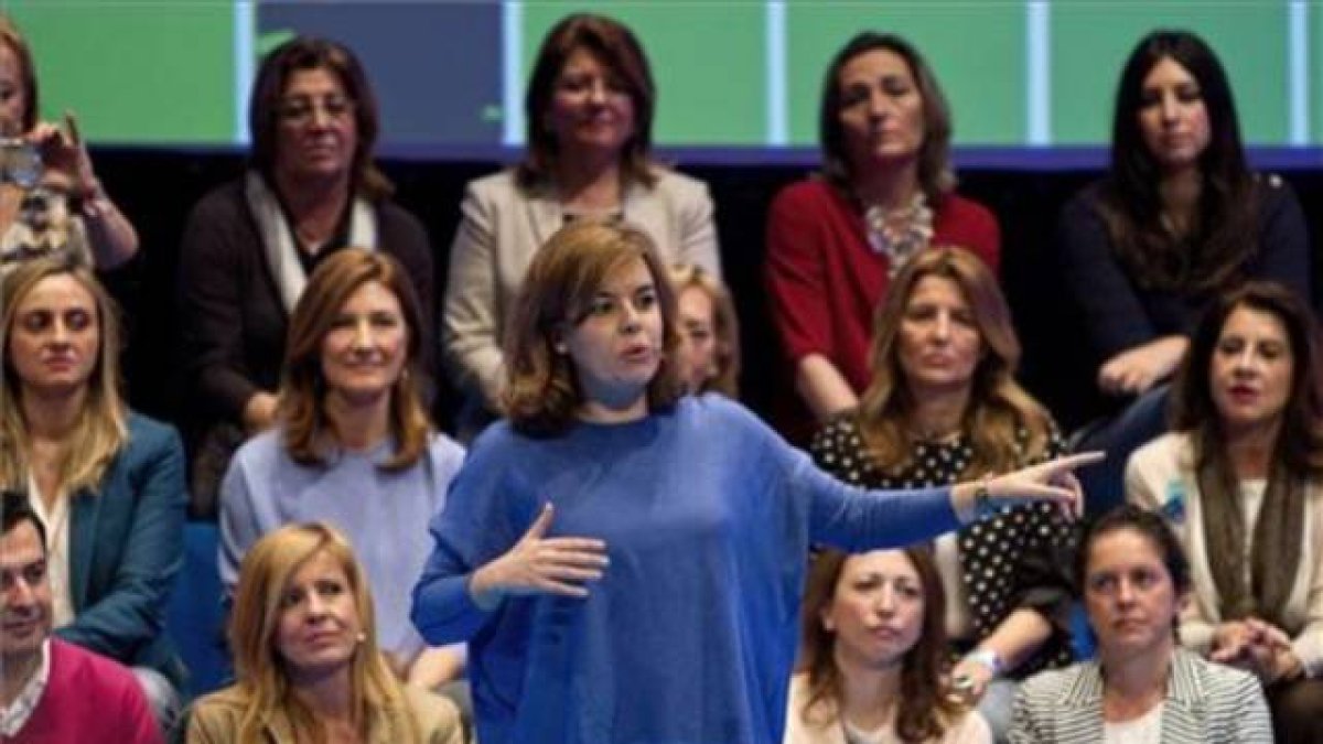 La vicepresidenta del Gobierno, Soraya Sáenz de Santamaría, durante un acto con mujeres candidatas al Parlamento andaluz, este sábado, en Cádiz.-Foto: Román Ríos / EFE