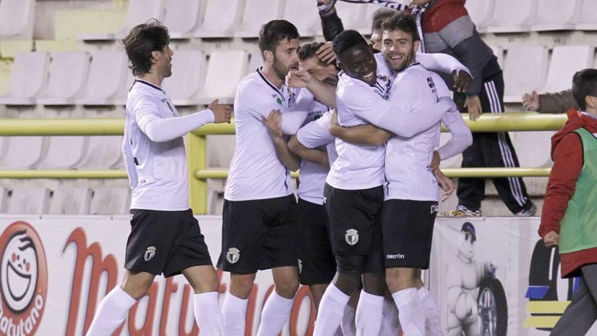 Los jugadores del Burgos CF celebran el gol de Javi Hernández.-SANTI OTERO