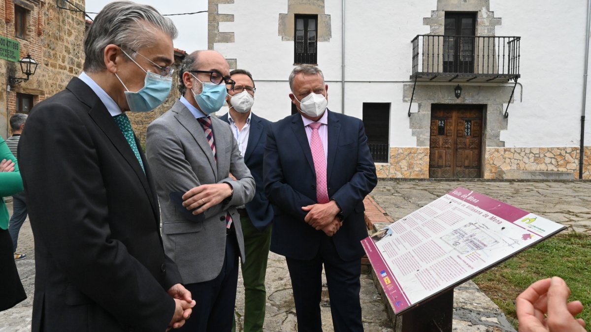 El consejero de Cultura, flanquedo por el delegado de la Junta, Roberto Saiz, y el vicepresidente de la Diputación, Lorenzo Rodríguez. ECB