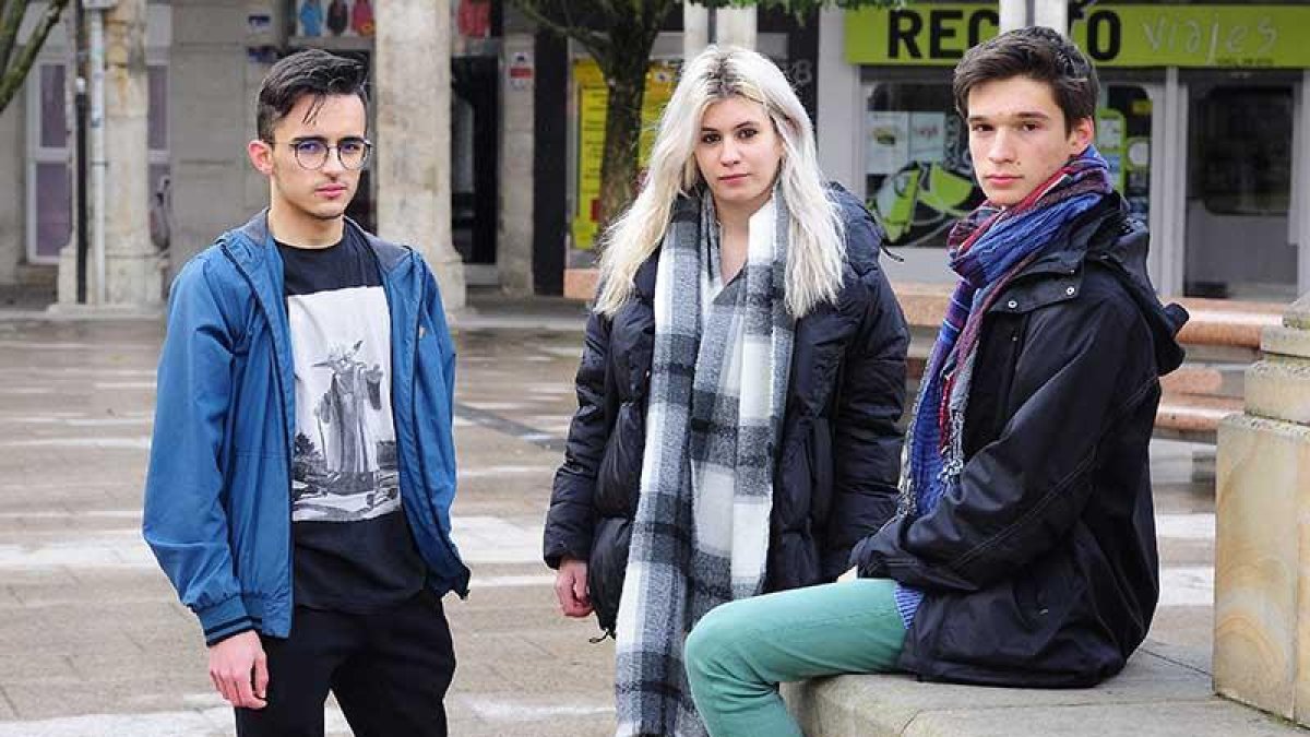 Pablo, Sofía y Ángel, promotores de ‘Fridays for Future’ en Burgos, en la Plaza Mayor, donde tendrá lugar la concentración del 15 de marzo.-ISRAEL L. MURILLO