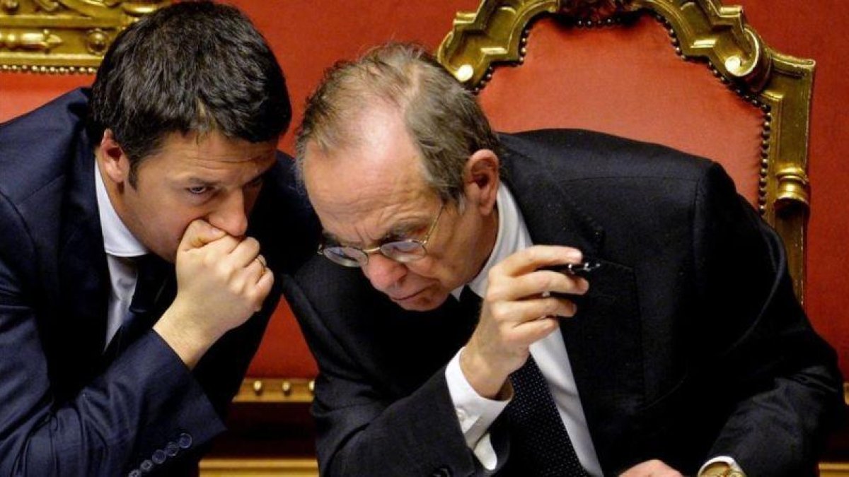Renzi (izquierda) habla con el ministro de Economía, Pier Carlo Padoan, durante un debate parlamentario en el Senado, el 24 de febrero del 2014, en Roma.-AFP / ANDREAS SOLARO