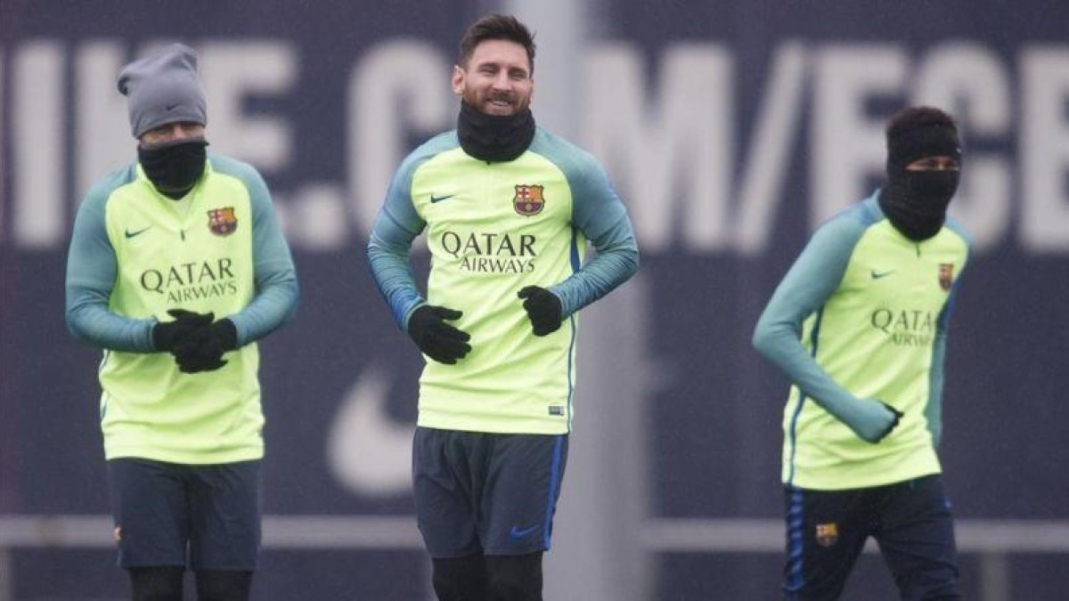 Suárez, Messi y Neymar, en el entrenamiento previo a la vuelta de la Copa contra la Real.-JORDI COTRINA