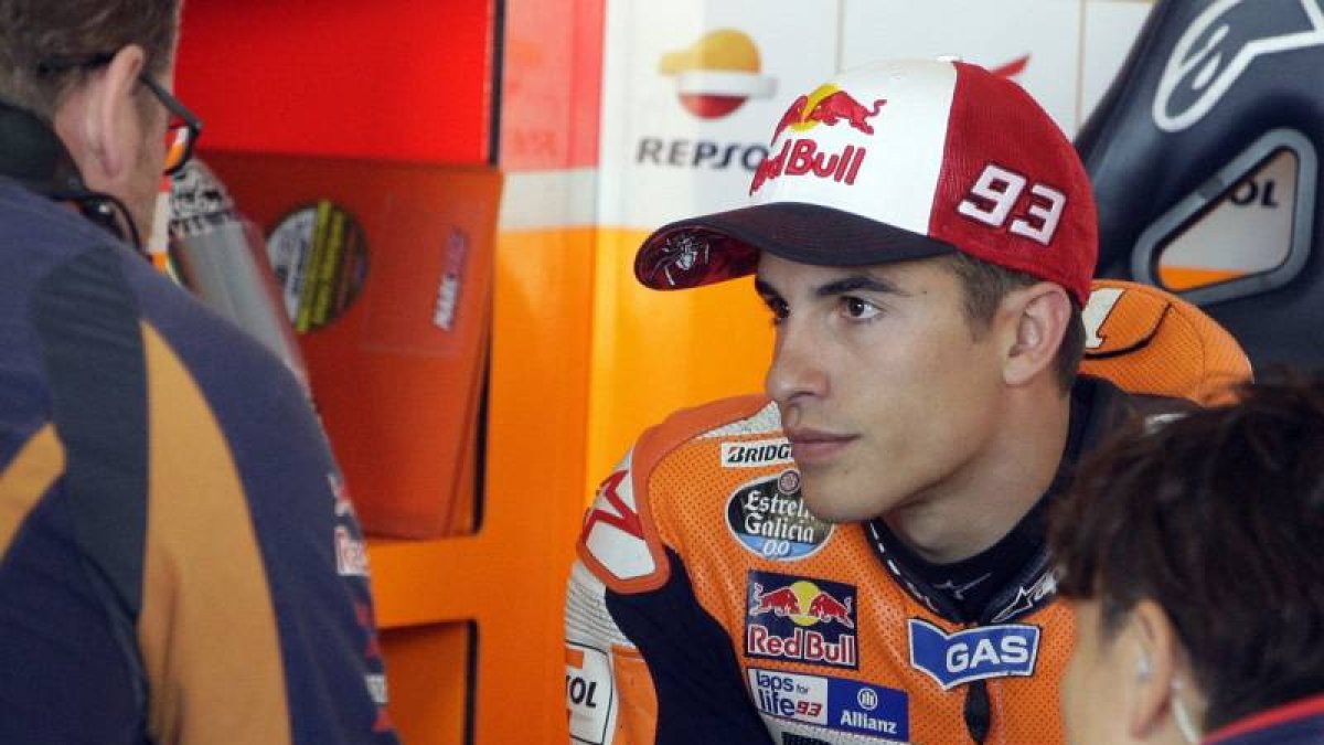 El piloto Marc Márquez escucha a su equipo al inicio la segunda tande de entrenamientos de MotoGP celebrada en el circuito turolense de Motorland.-EFE