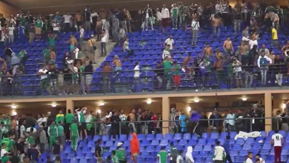 Los ultras del Raja de Casa Blanca arrancaron 2.000 asientos del estadio del Kawbab.-EL PERIÓDICO