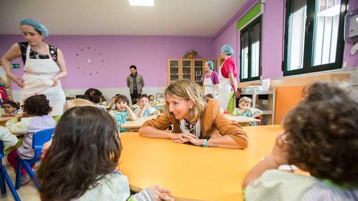 La consejera visitó las dos dotaciones regionales, cuyas arreglos buscan mejorar los servicios en el mundo rural.-ECB