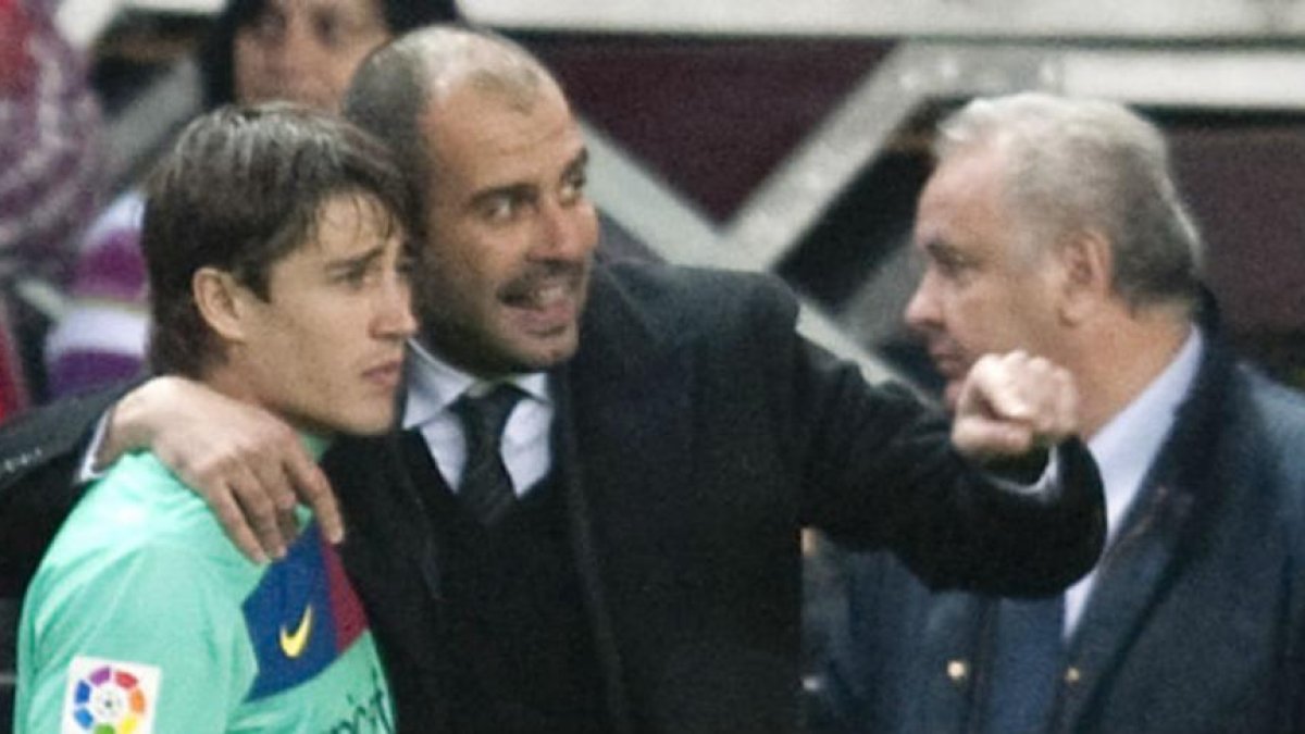 Bojan escucha las indicaciones de Pep Guardiola en un partido de Liga en Gijón, el 13 de febrero del 2011.-