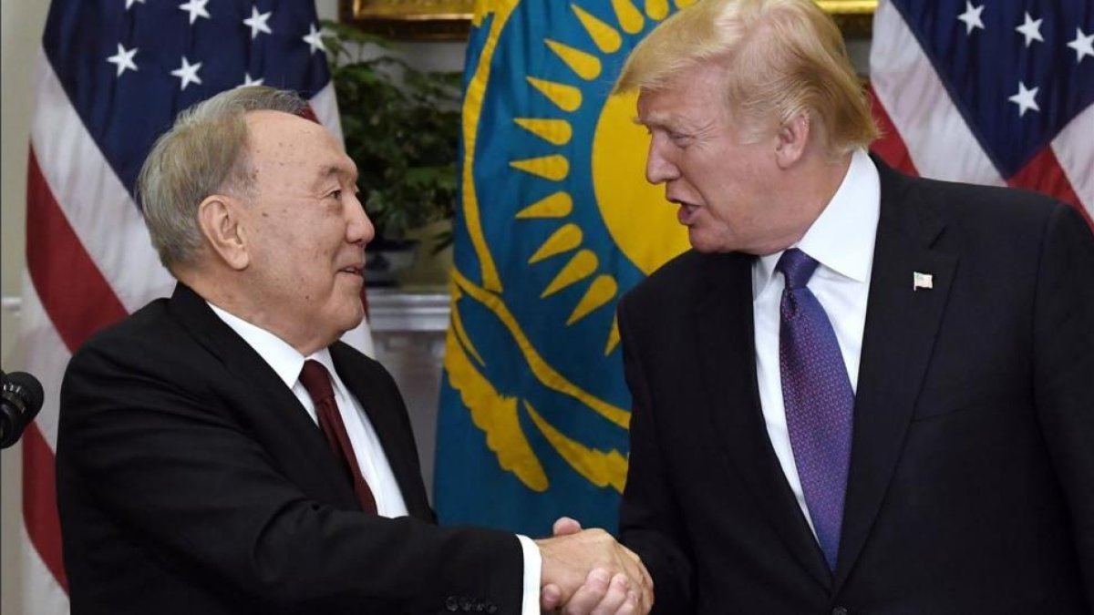 Trump (derecha) y el presidente de Kazajistán, Nursultan Nazarbayev, tras su encuentro en la Casa Blanca, el 16 de enero.-EFE / OLIVIER DOULIERY