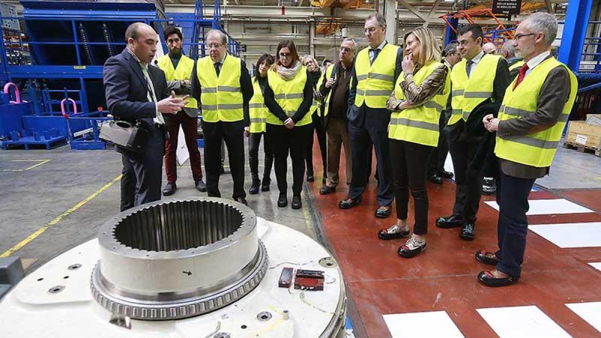 El presidente de la Junta de Castilla y León, Juan Vicente Herrera, visitó ayer las nuevas instalaciones de Siemens Gamesa en Lerma.-RAÚL G. OCHOA