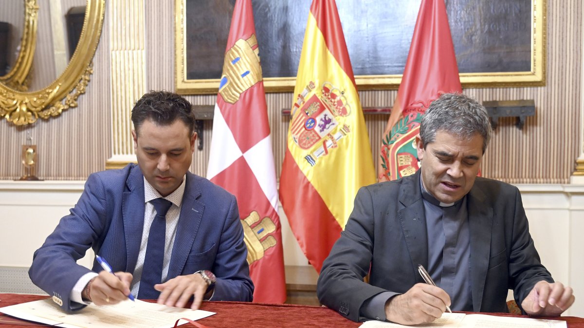 Daniel de la Rosa firma el convenio con el presidente del Cabildo Metropolitano de Burgos, Vicente Rebollo. ICAL