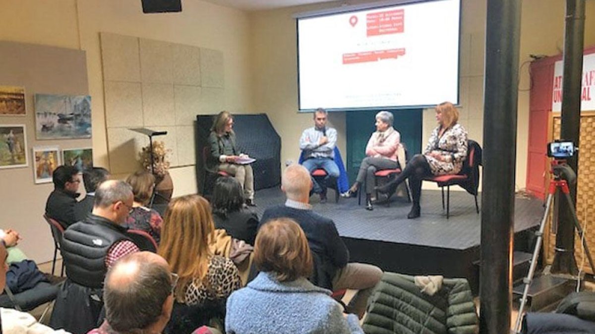 Un momento de la charla ofrecida por los representantes de la mancomunidad, y organizada por Medina Vetula.-ECB