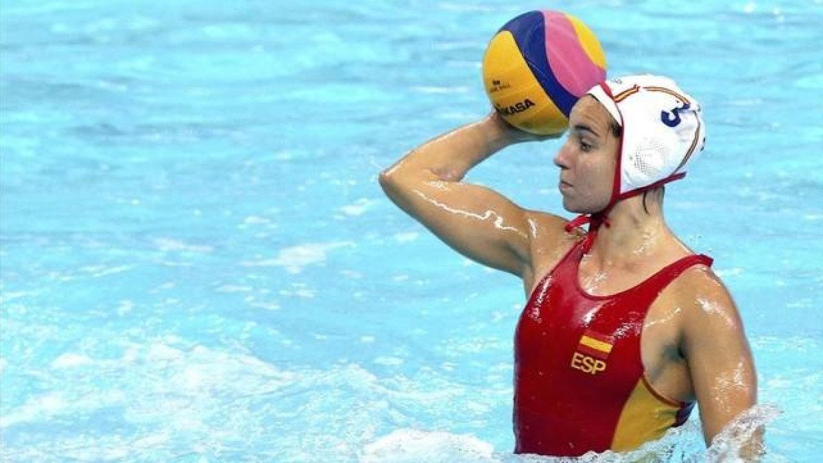 Anni Espar, en el Campeonato de Europa de waterpolo.-EFE / SRDJAN SUKI