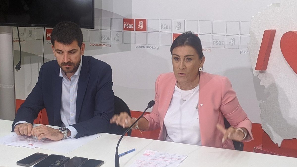 David Jurado y Ana Sánchez, en la sede del PSOE de Burgos. SANTI OTERO