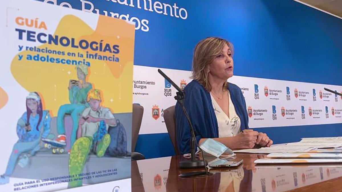 La concejala de Servicios Sociales, Sonia Rodríguez, presentó ayer una guía para usar adecuadamente las nuevas tecnologías. ECB