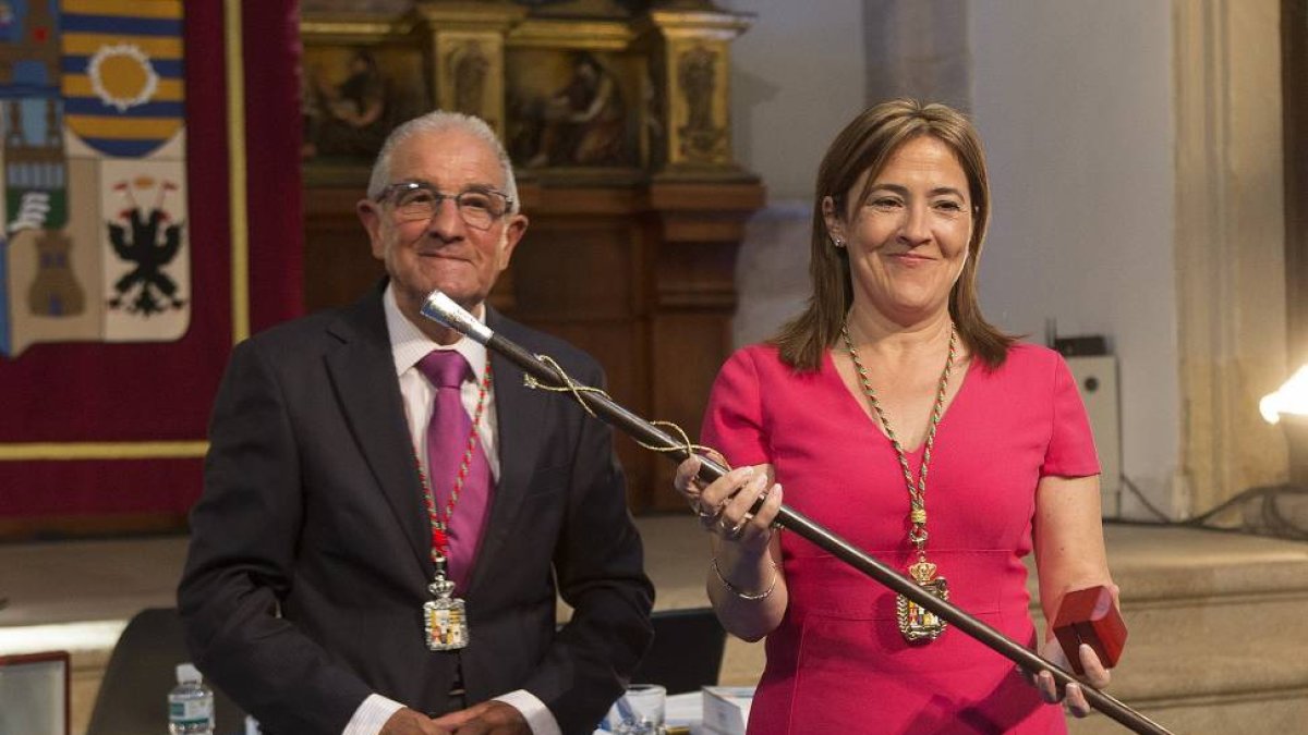 La Sala de la Encarnación acoge la sesión constitutiva de la nueva corporación provincial de la Diputación de Zamora, donde María Teresa Martín Pozo, es proclamada presidenta.-Ical