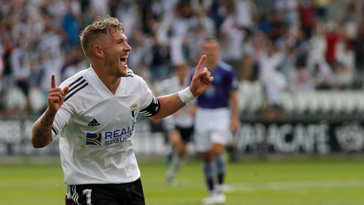 Juanma celebra el tercer gol del Burgos frente al Valladolid. SANTI OTERO