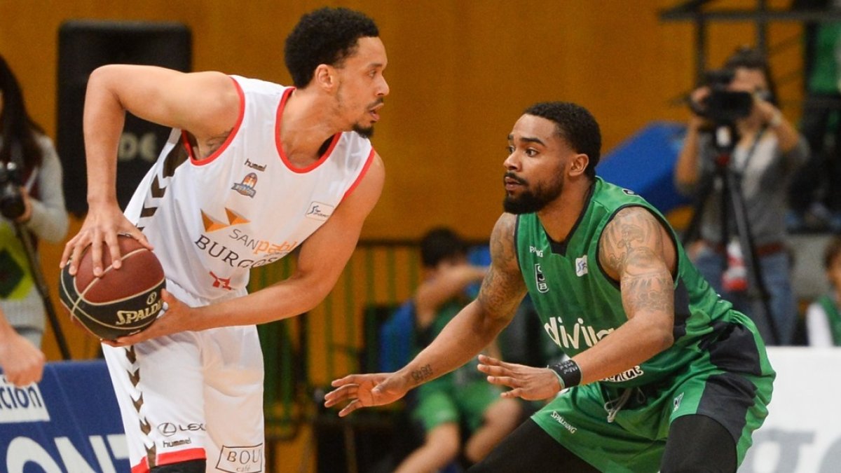 Jenkins espera el movimiento de sus compañeros durante un partido con la camiseta del CB Miraflores. ACB PHOTO
