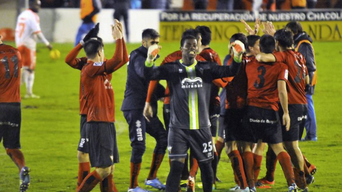 Los jugadores del Mirandés festejan una victoria.-A. G. Mardones