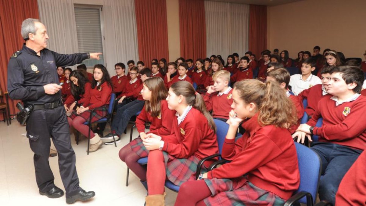 Imagen de la charla impartida por el delegado de Seguridad Ciudadana en el colegio de Jesuitas.-ISRAEL L. MURILLO