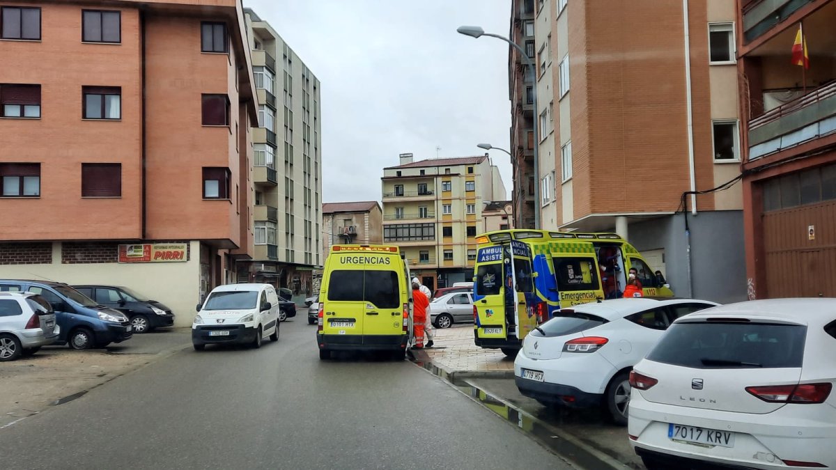 Una ambulancia recoge a un positivo
