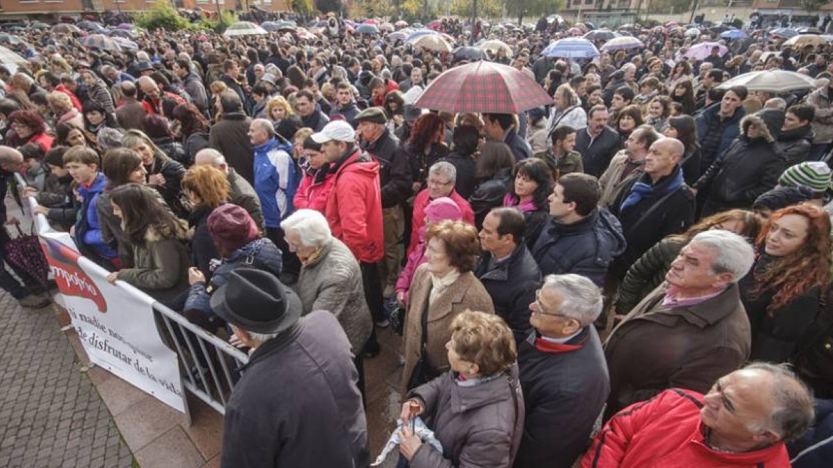 Imagen del parque Félix lleno de burgaleses apoyando a los trabajadores.-SANTI OTERO