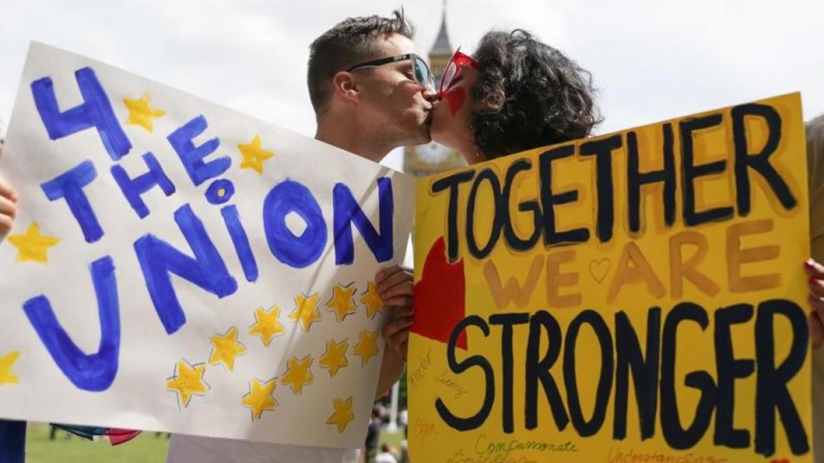 Una pareja se besa en una cadena de besos organizada por la campaña del 'Remain'-AFP