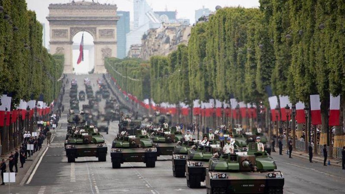 Desfile militar en los Campos Eliseos.-EFE / IAN LANGSDON