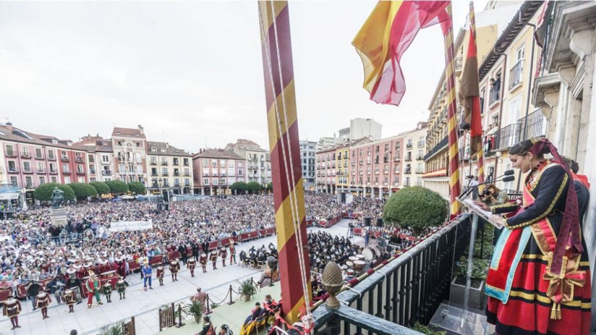 La reina mayor dirige unas palabras a burgaleses.-SANTI OTERO