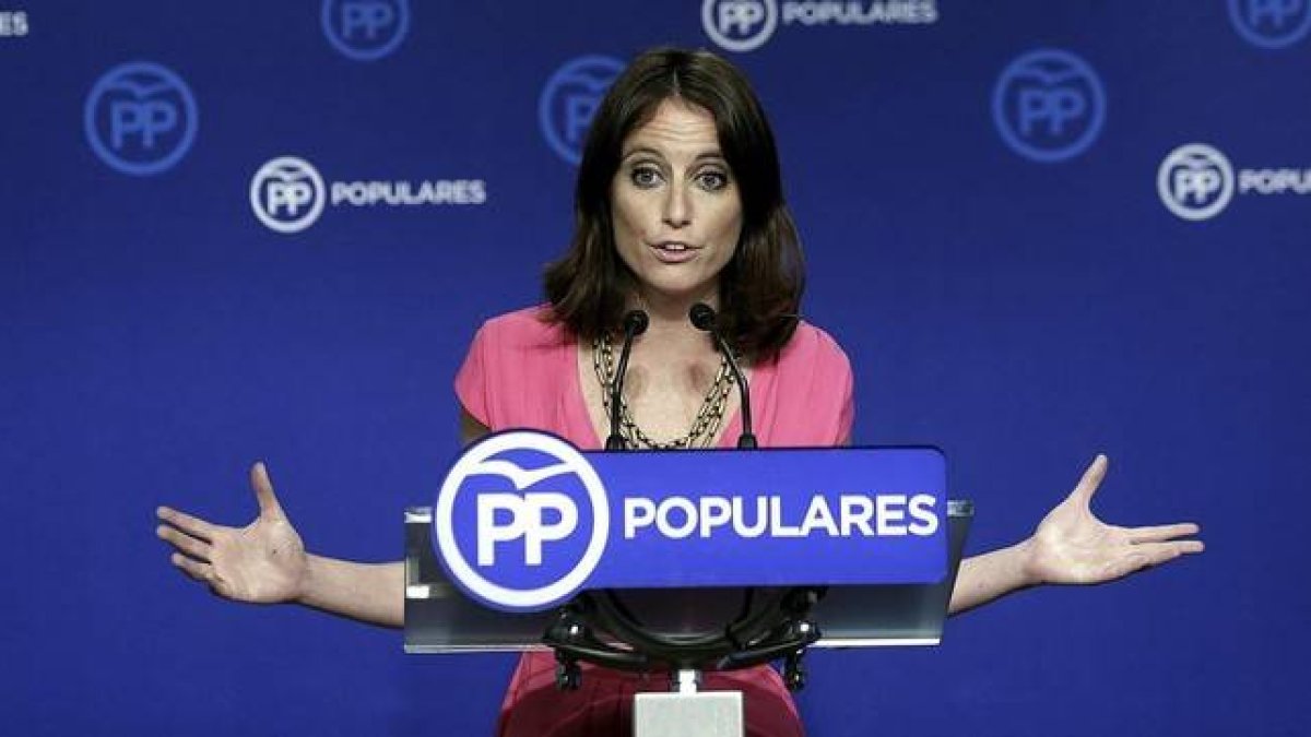 La vicesecretaria de Estudios y Programas del PP y número dos del PPC, Andrea Levy, durante la rueda de prensa en la que ha hablado de la corrupción en CDC y la reforma del Constitucional.-EFE / EMILIO NARANJO