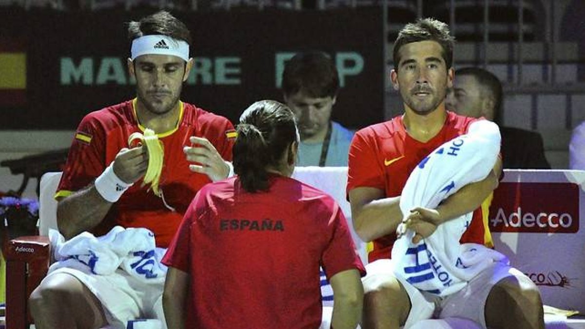 David Marrero (izquierda) y Marc López, durante el partido de dobles contra Rusia correspondiente a la eliminatoria por el ascenso al grupo mundial de la Copa Davis.-Foto: EFE
