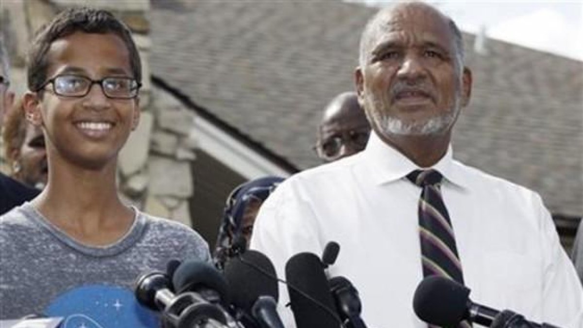 Ahmed Mohamed y su padre, Elhassan Mohamed, en la rueda de prensa que ofrecieron el miércoles delante de su casa.-