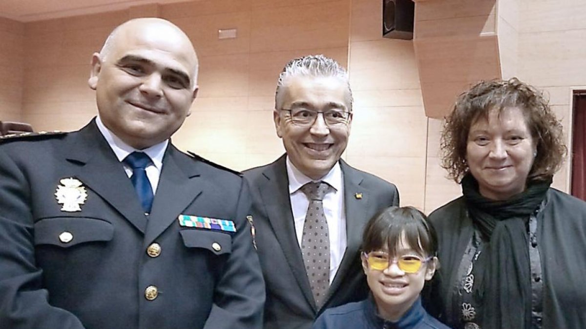 El comisario y el subdelegado con una profesora y una ‘ciberexpert@’.-ECB
