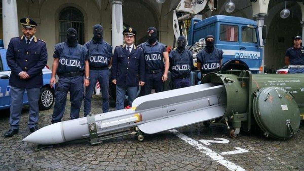 Agentes de la policía italiana muestran el misil incautado en la operación contra un grupo ultraderechista.-AP