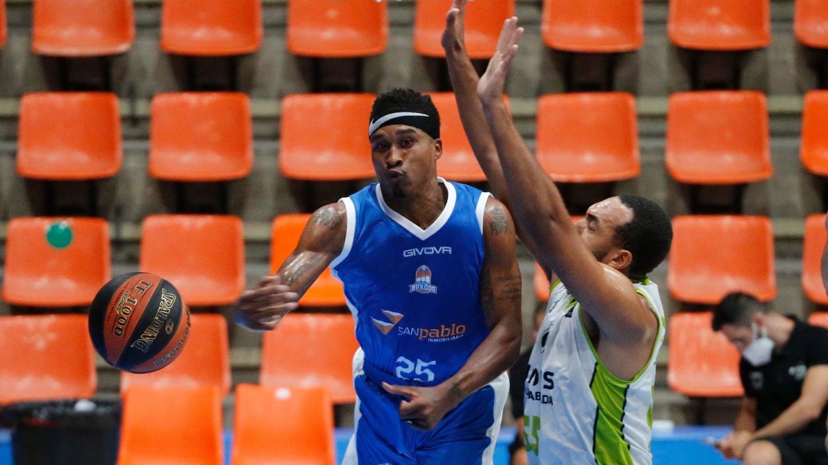 McGee dobla el balón. SANTI OTERO