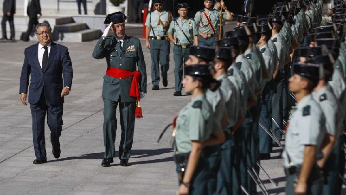 Juan Ignacio Zoido pasa revista durante el acto de despedida de la bandera del teniente general Pablo Martin Alonso.-EMILIO NARANJO (EFE)