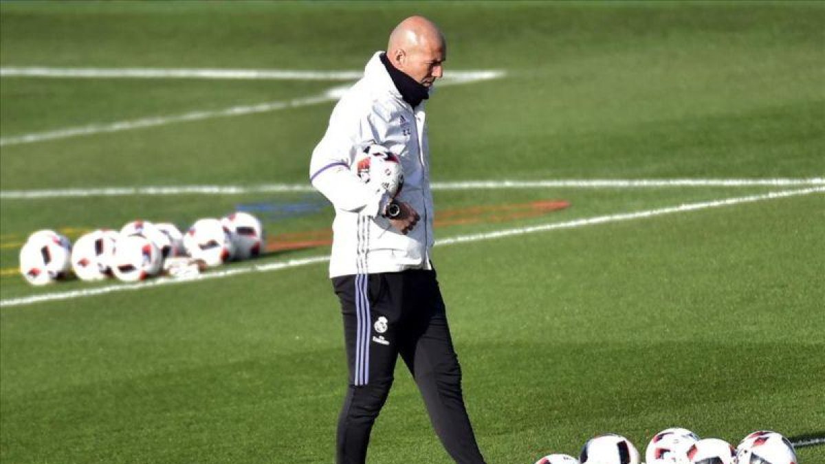 Zinedine Zidane, durante el entrenamiento de este martes en la ciudad deportiva de Valdebebas.-
