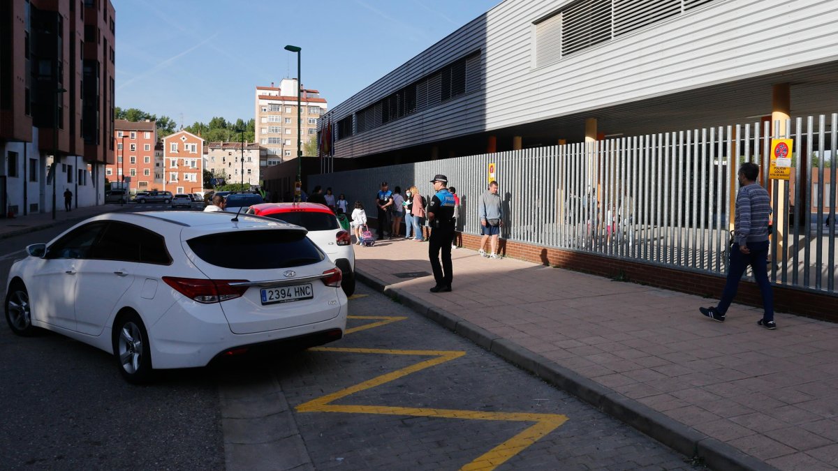 Varios escolares acceden al CEIP Fuentecillas a través de la calle La Cátedra. SANTI OTERO