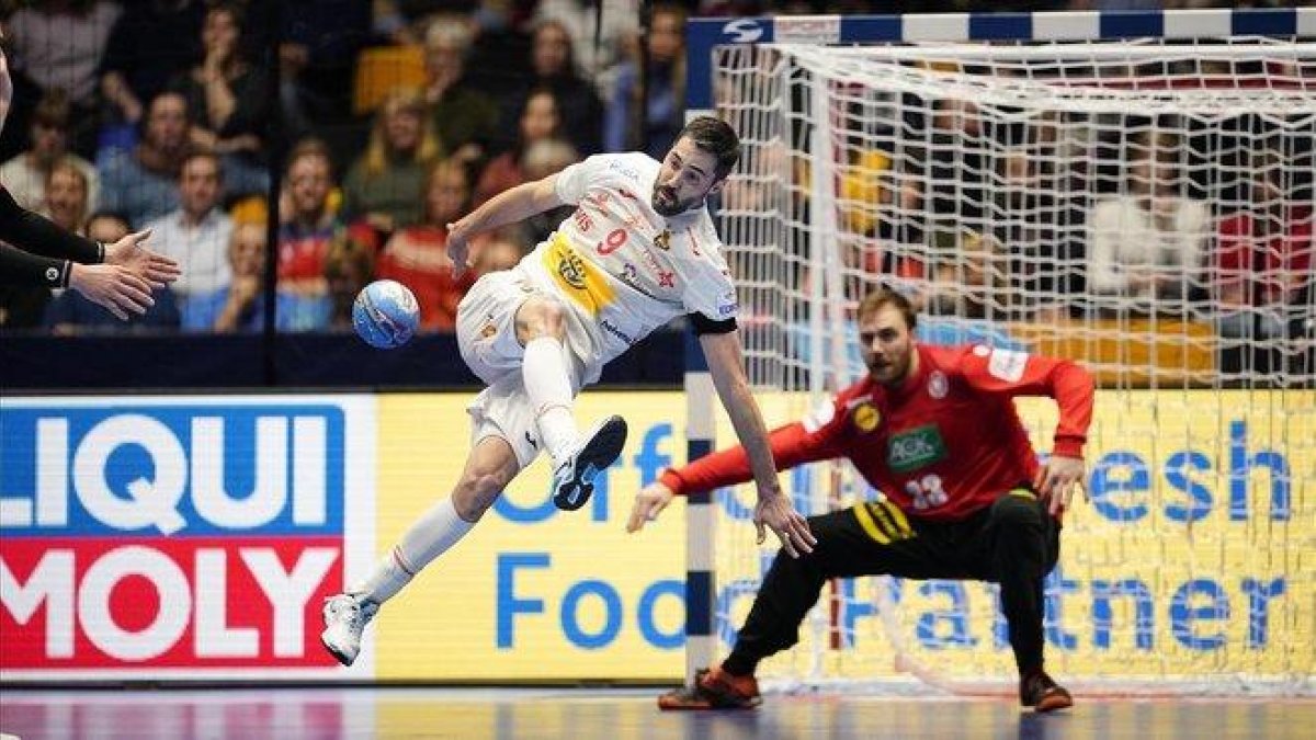 Raúl Entrerríos lanza de espaldas a la portería germana.-OLE MARTIN WOLD (EFE)