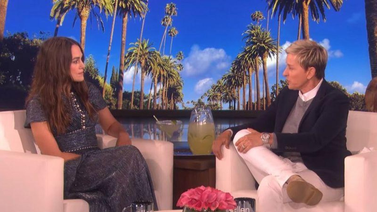 Keira Knightley y Ellen DeGeneres, este martes.-EL PERIÓDICO