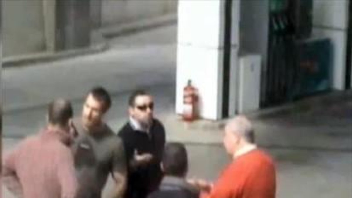 Dos imágenes del vídeo de la cámara de seguridad de la gasolinera.-