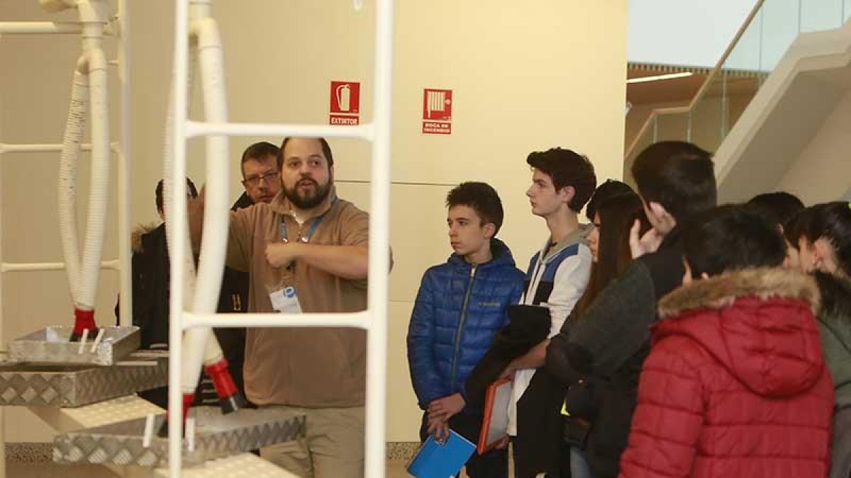 Han conocido de primera mano cómo se organiza la excavación en la recreación existente en el museo.-RAÚL G. OCHOA