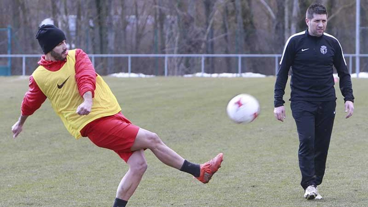 Chevi golpea un balón durante un entrenamiento en Castañares-Raúl G. Ochoa