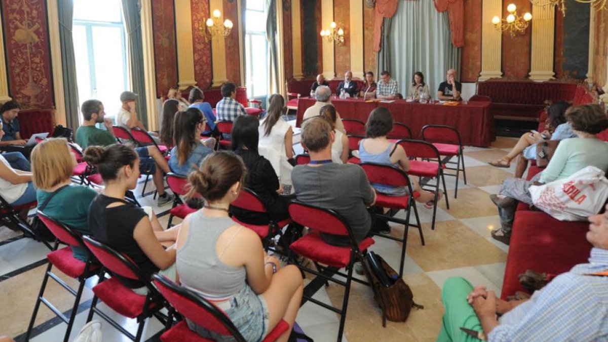 El público se sumó al coloquio protagonizado por profesionales del sector de la danza en el Salón Rojo.-Israel L. Murillo