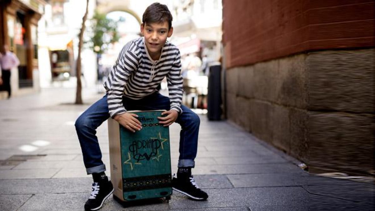 Adrián Martín, contestando algunas preguntas y tocando el cajón.-JOSÉ LUIS ROCA