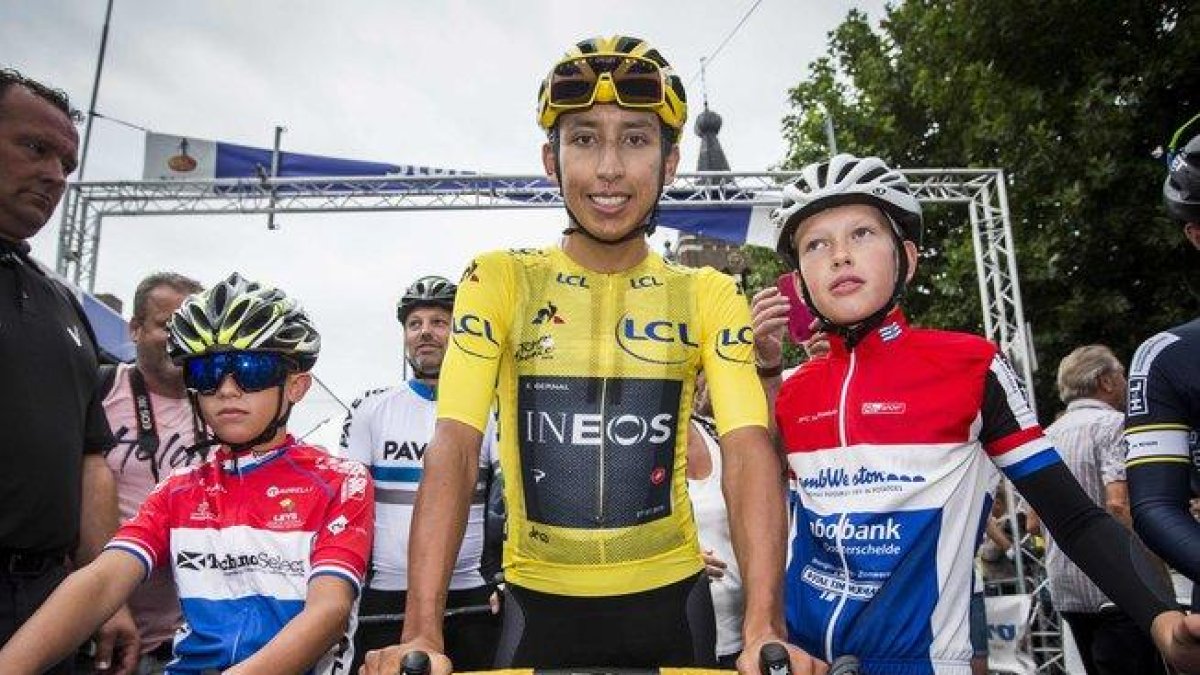 Egan Bernal posa con dos niños en el Critérium holandés Acht van Chaam.-VINCENT JANNINK / ANP / AFP