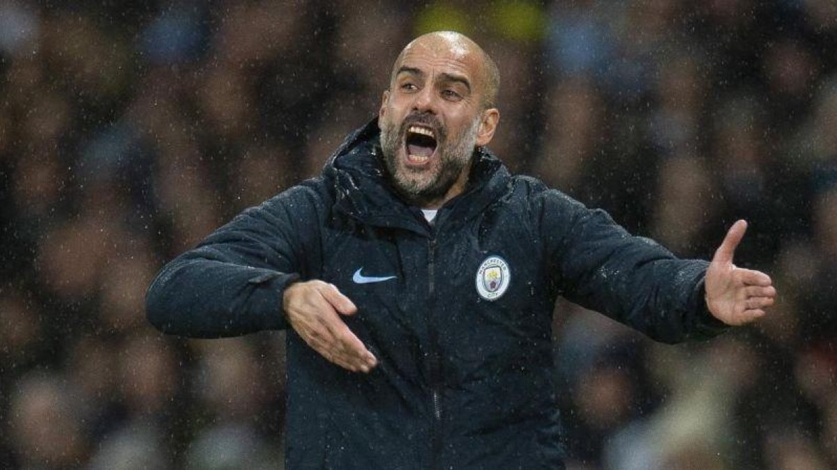 Guardiola se desespera en la banda en el City-Crystal Palace.-EL PERIÓDICO