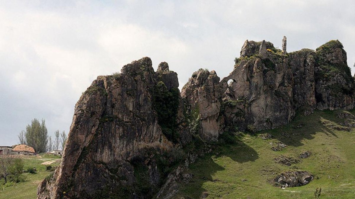 El castillo de Pancorbo aún conserva partes de su estructura original pese al paso del tiempo y los combates.-G. González