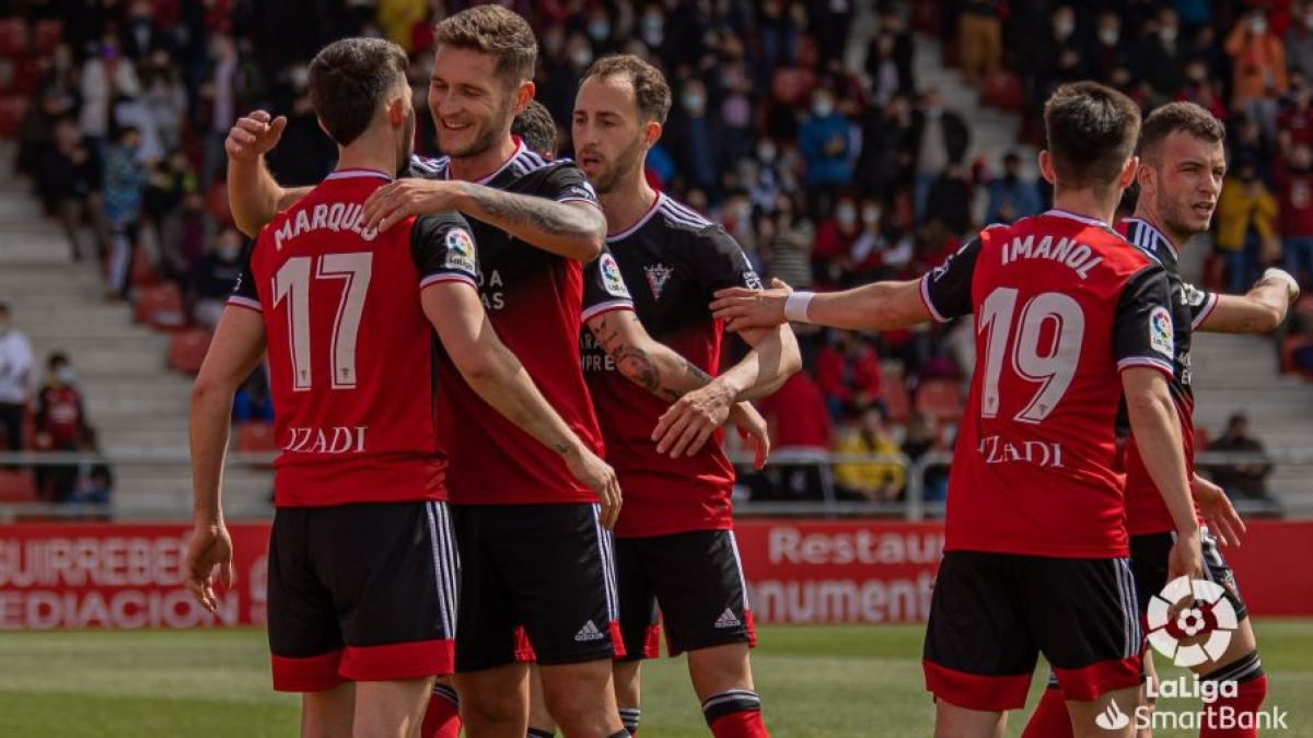 Los jugadores del Mirandés celebran el gol de Marqués. LALIGA